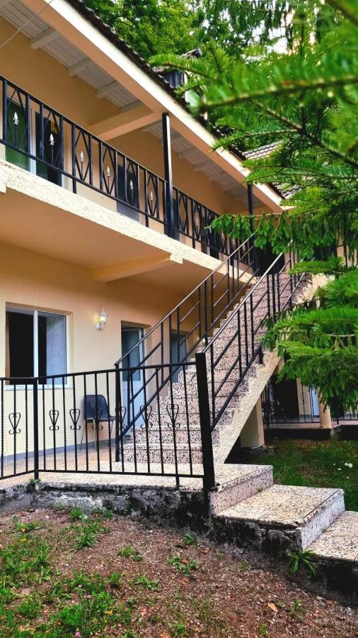 Bujtina Te Grima Hotel Theth Exterior photo