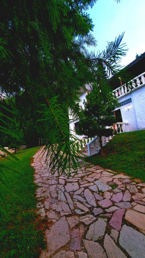 Bujtina Te Grima Hotel Theth Exterior photo